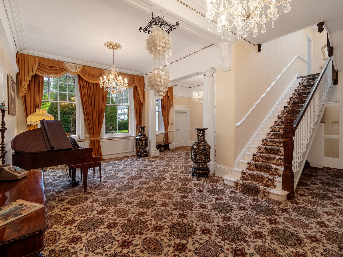 8 bedroom detached house for sale 0