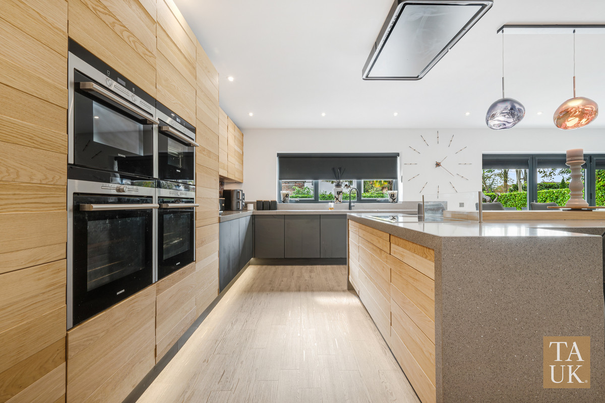 5 bedroom detached house for sale 0