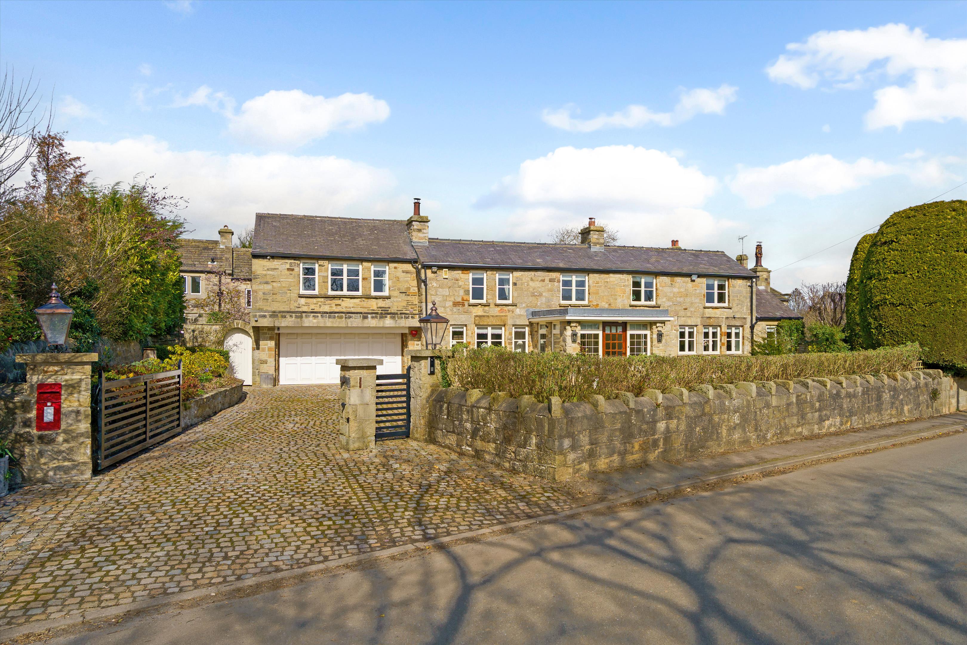 4 bedroom detached house for sale 0