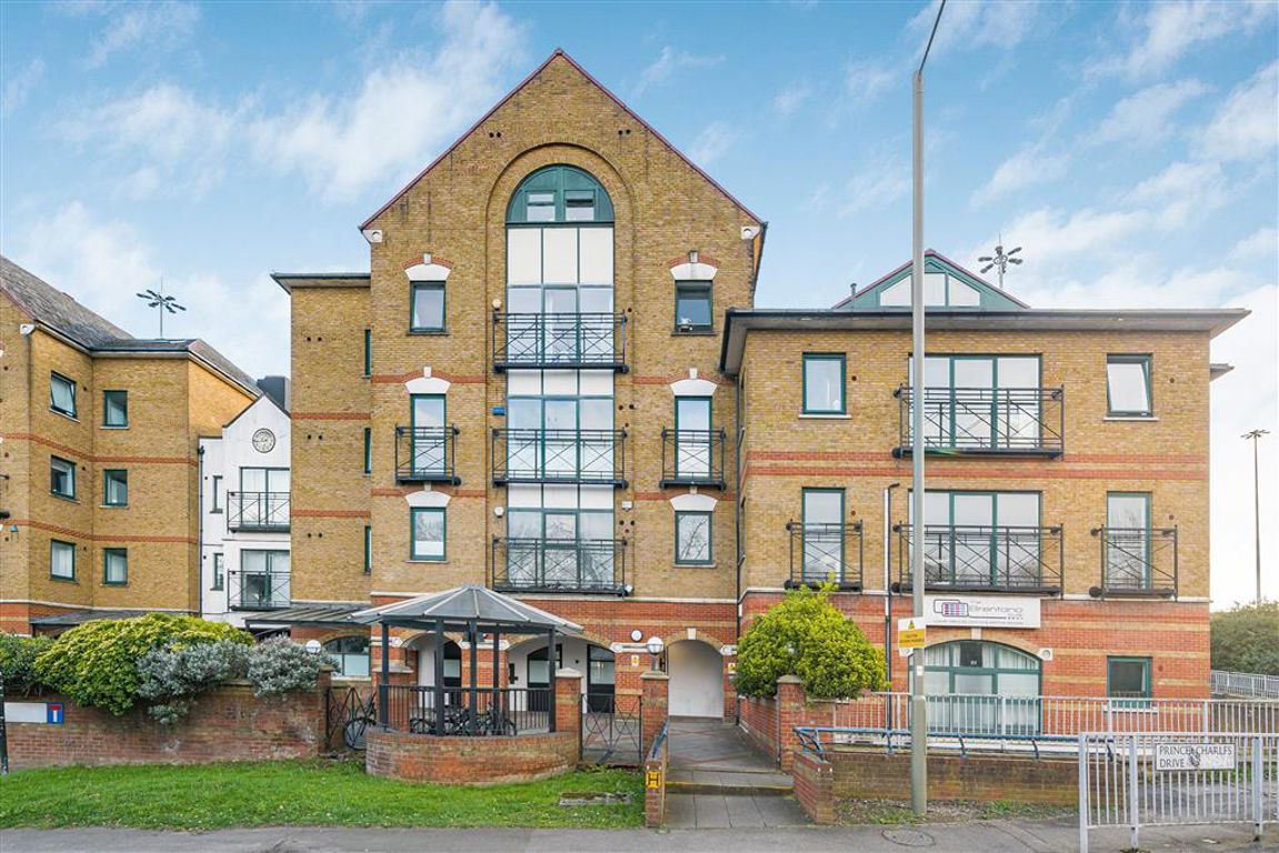 Flat 1, 4, Brent Cross Gardens, London photo 2