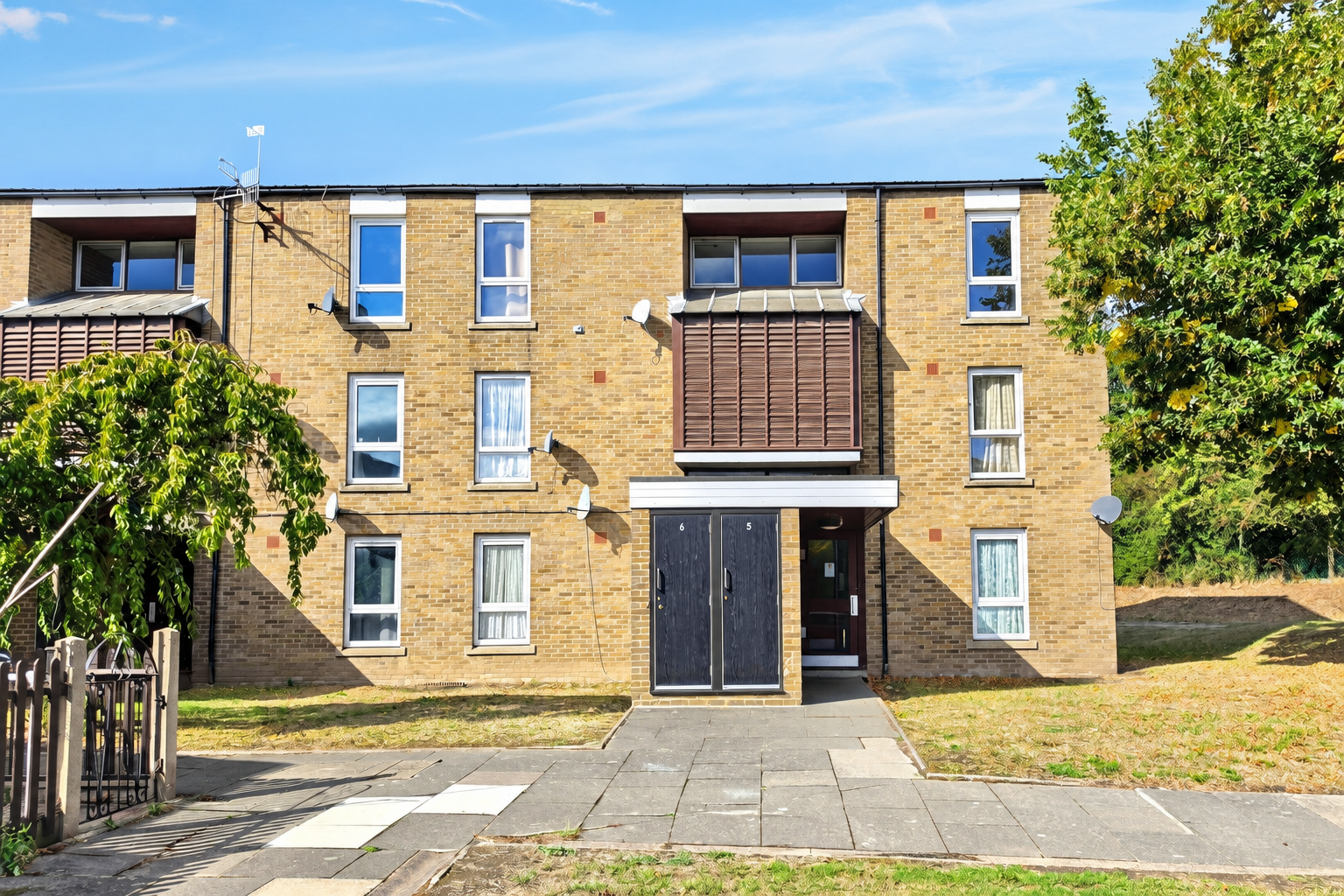 283 Bourne Avenue, London photo 2