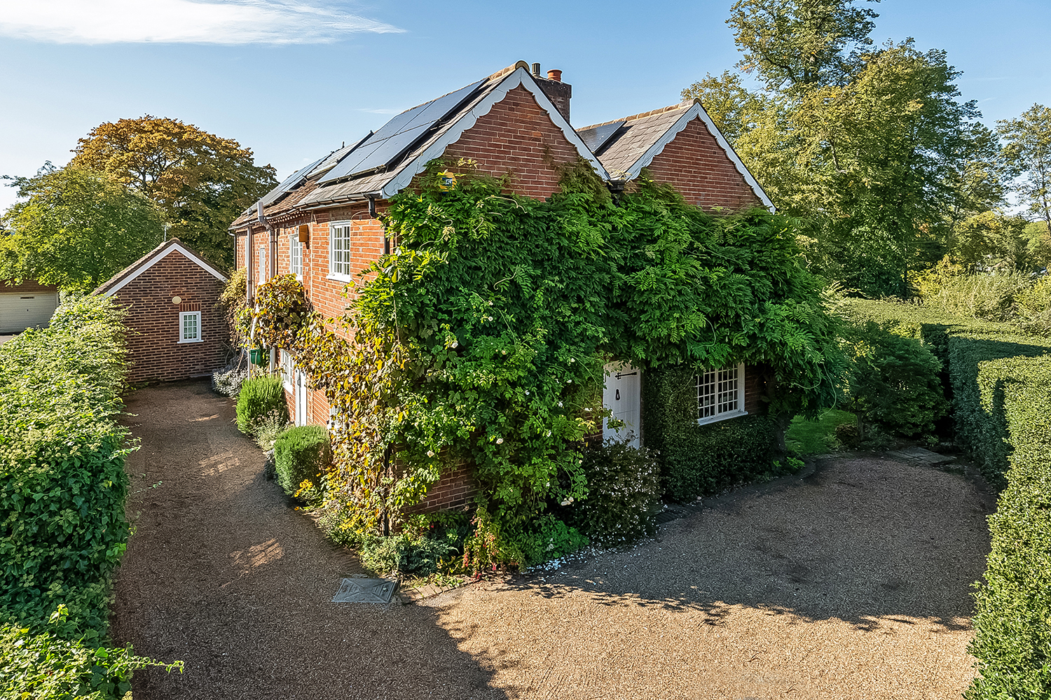 4 bedroom detached house for sale 0