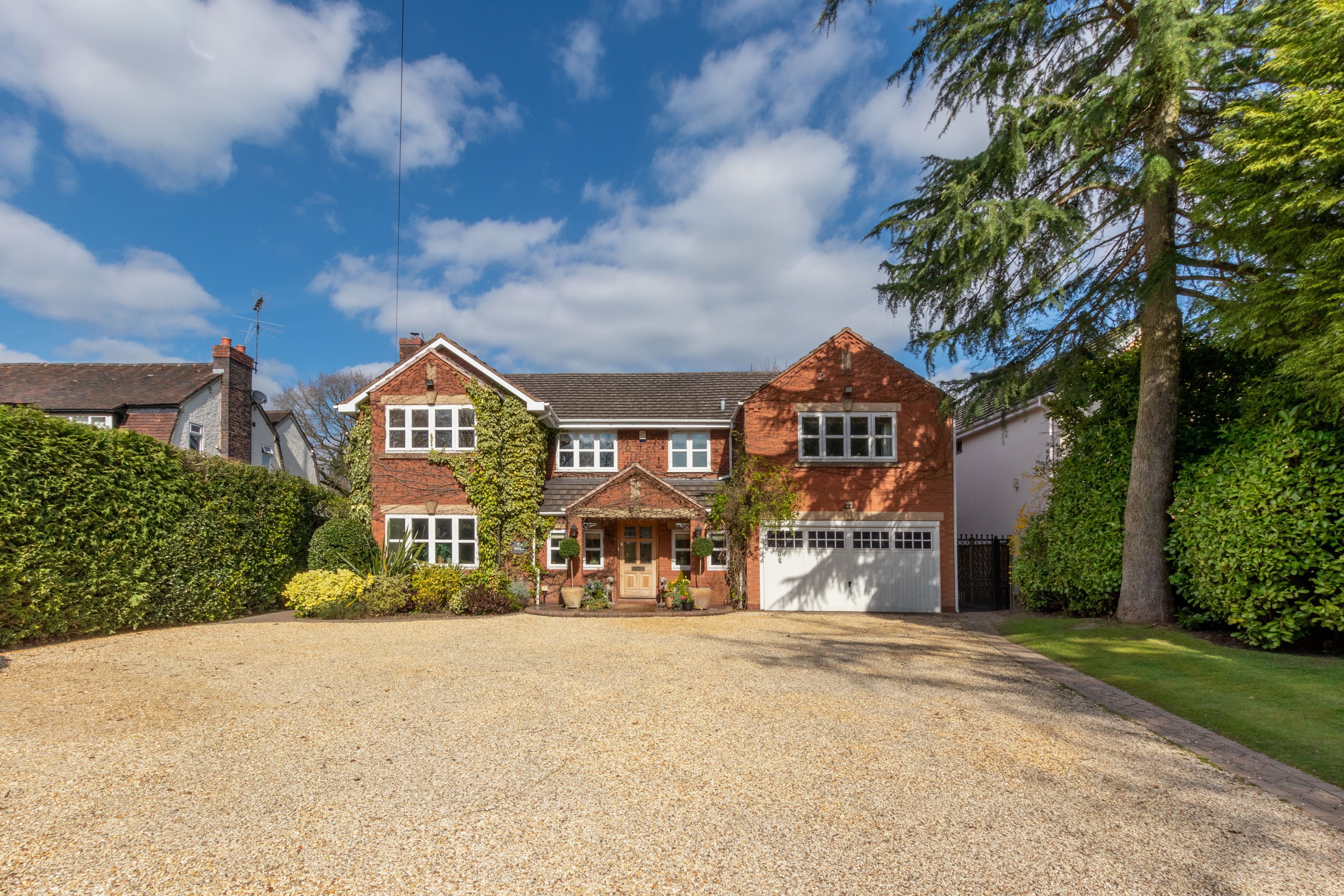 5 bedroom detached house for sale in School Road, Hockley Heath