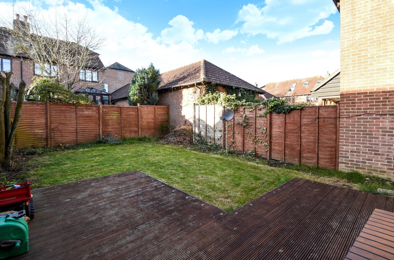 Free property report 11 Selham Close, Chichester, PO19 5BZ Chimnie