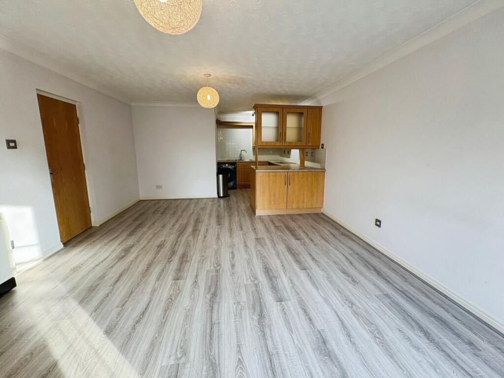 6 Orchardleigh Avenue, Enfield photo 4