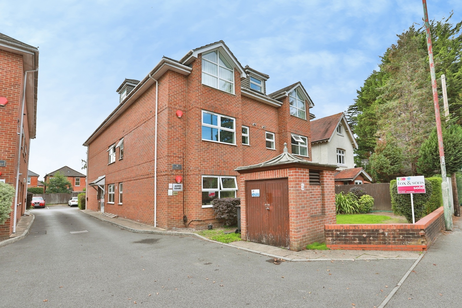 2 bed flat for sale