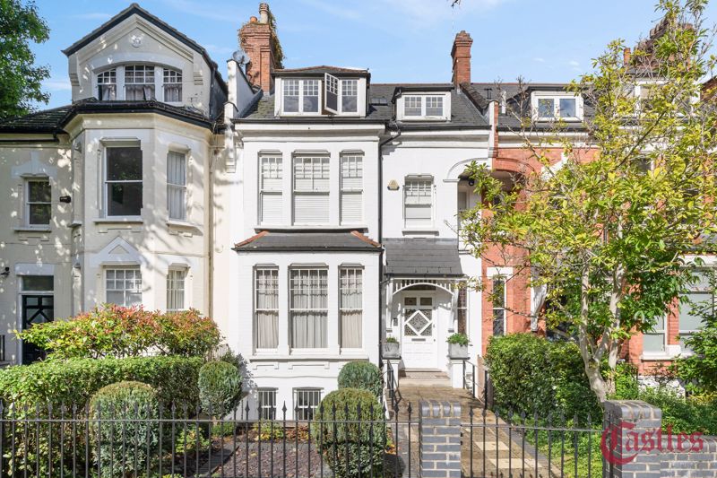5 bedroom detached house for sale in Reading