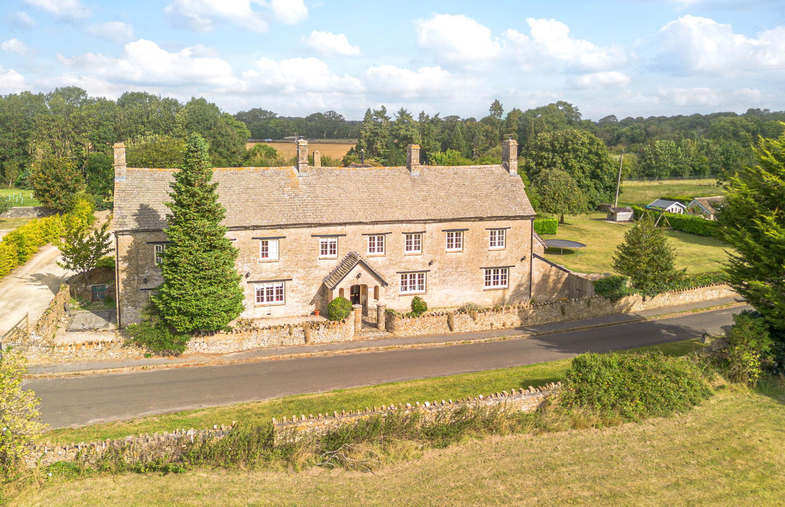 6 bedroom detached house for sale 0