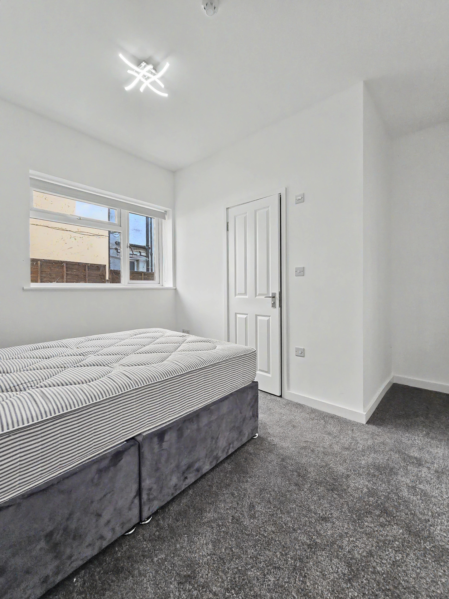 33B, Watford photo 2