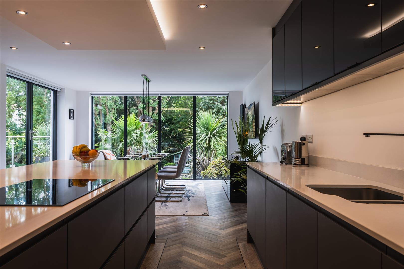 6 bedroom detached house for sale 0