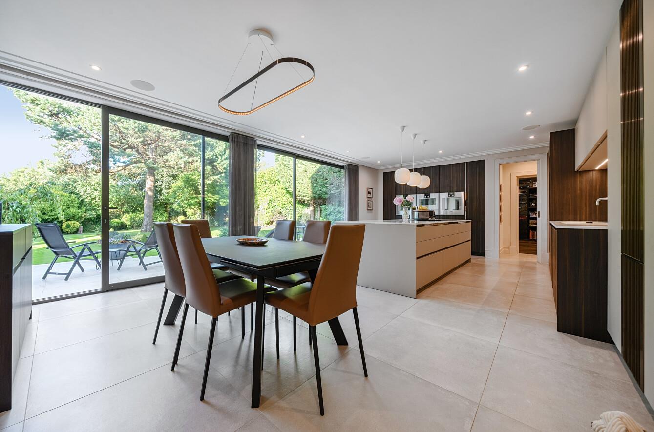 6 bedroom detached house for sale 0