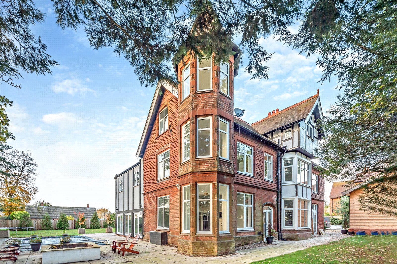 8 bedroom detached house for sale 0