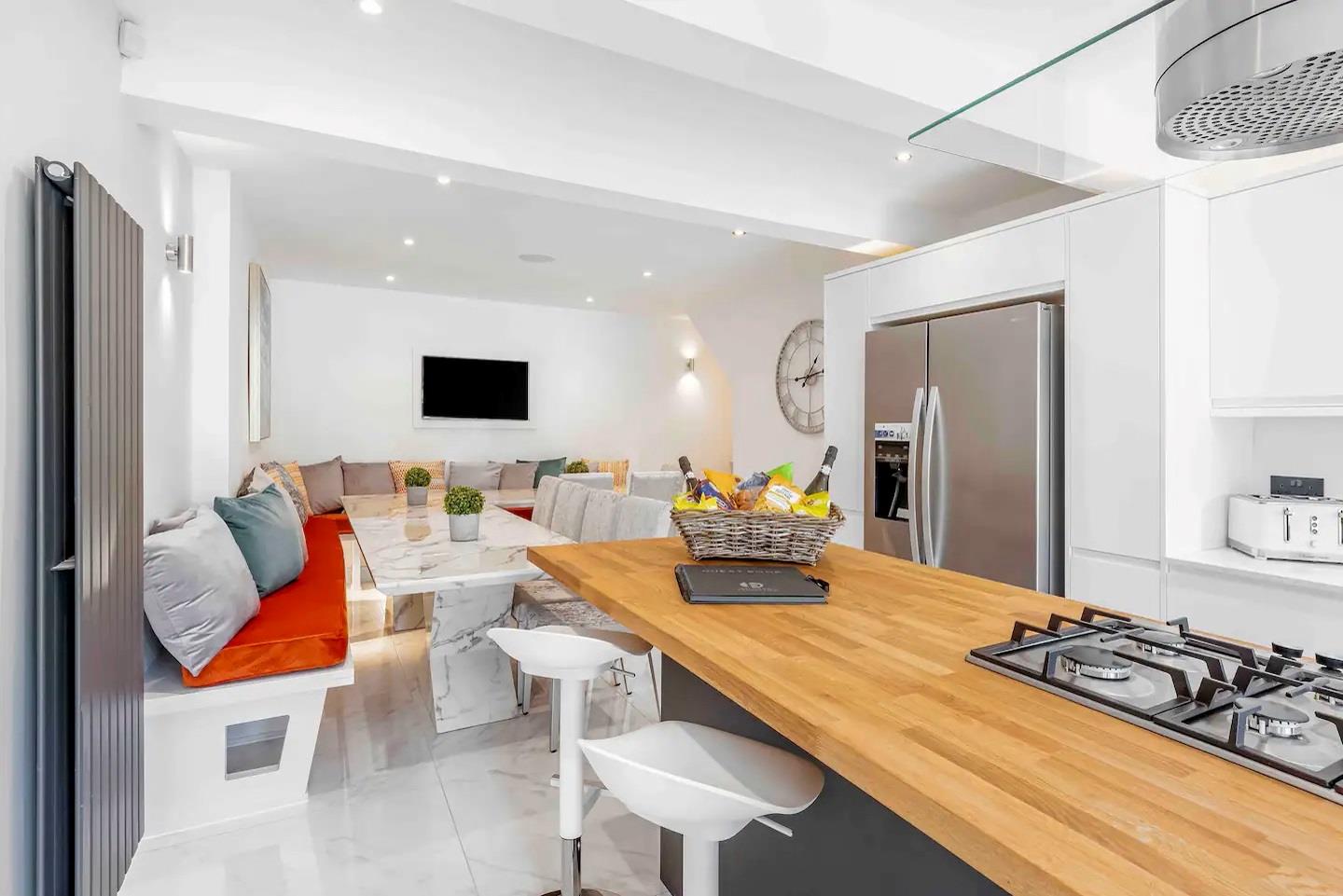 6 bedroom detached house for sale 0