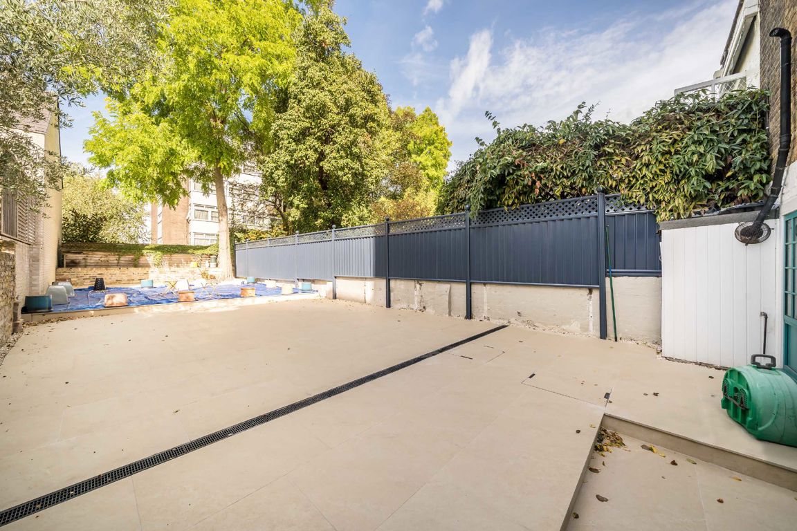 Flat 1, 52, Holland Park Avenue, London photo 4