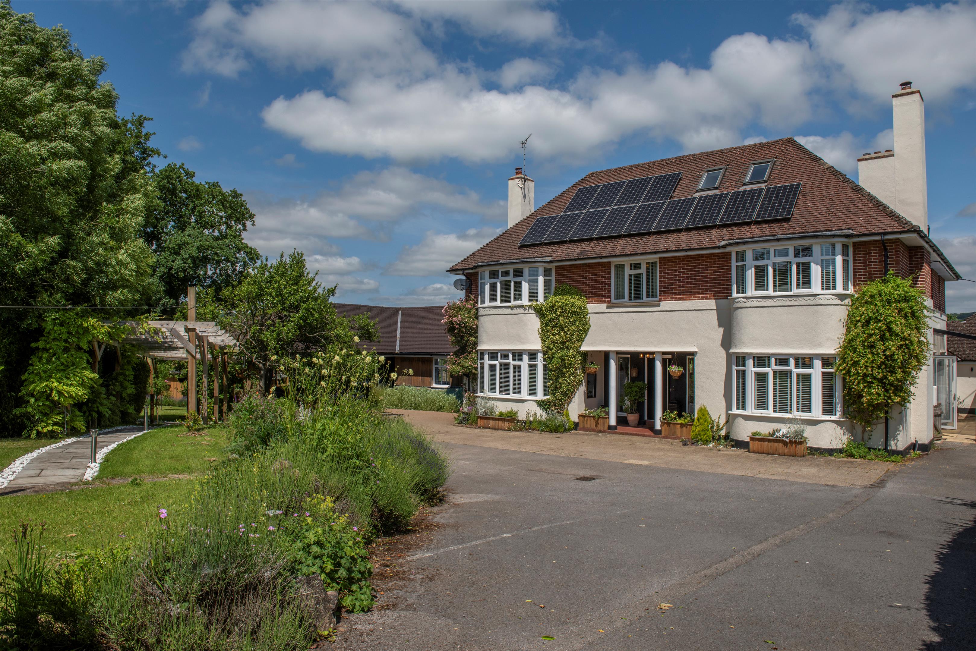 6 bedroom detached house for sale 0