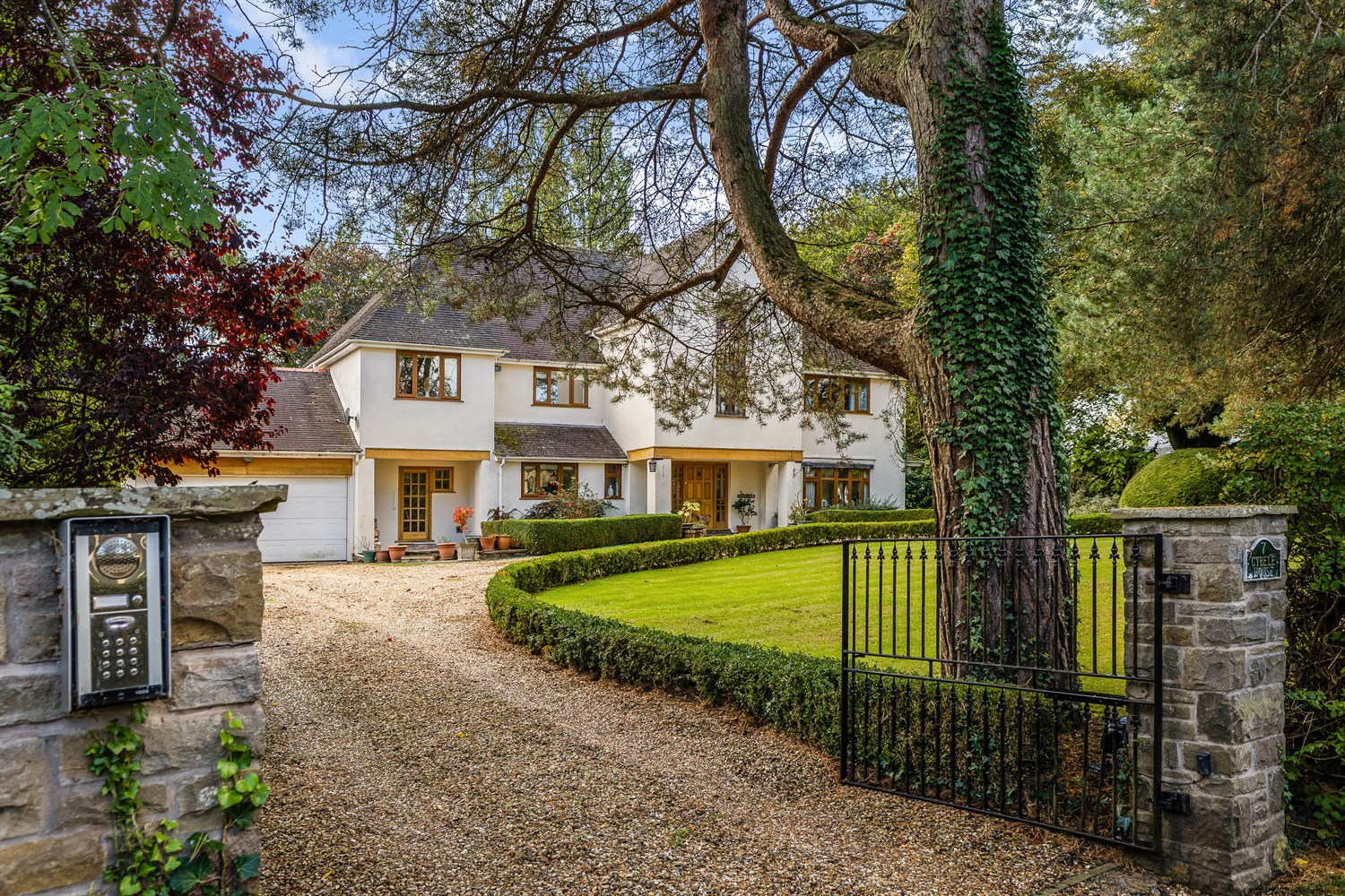 6 bedroom detached house for sale 0
