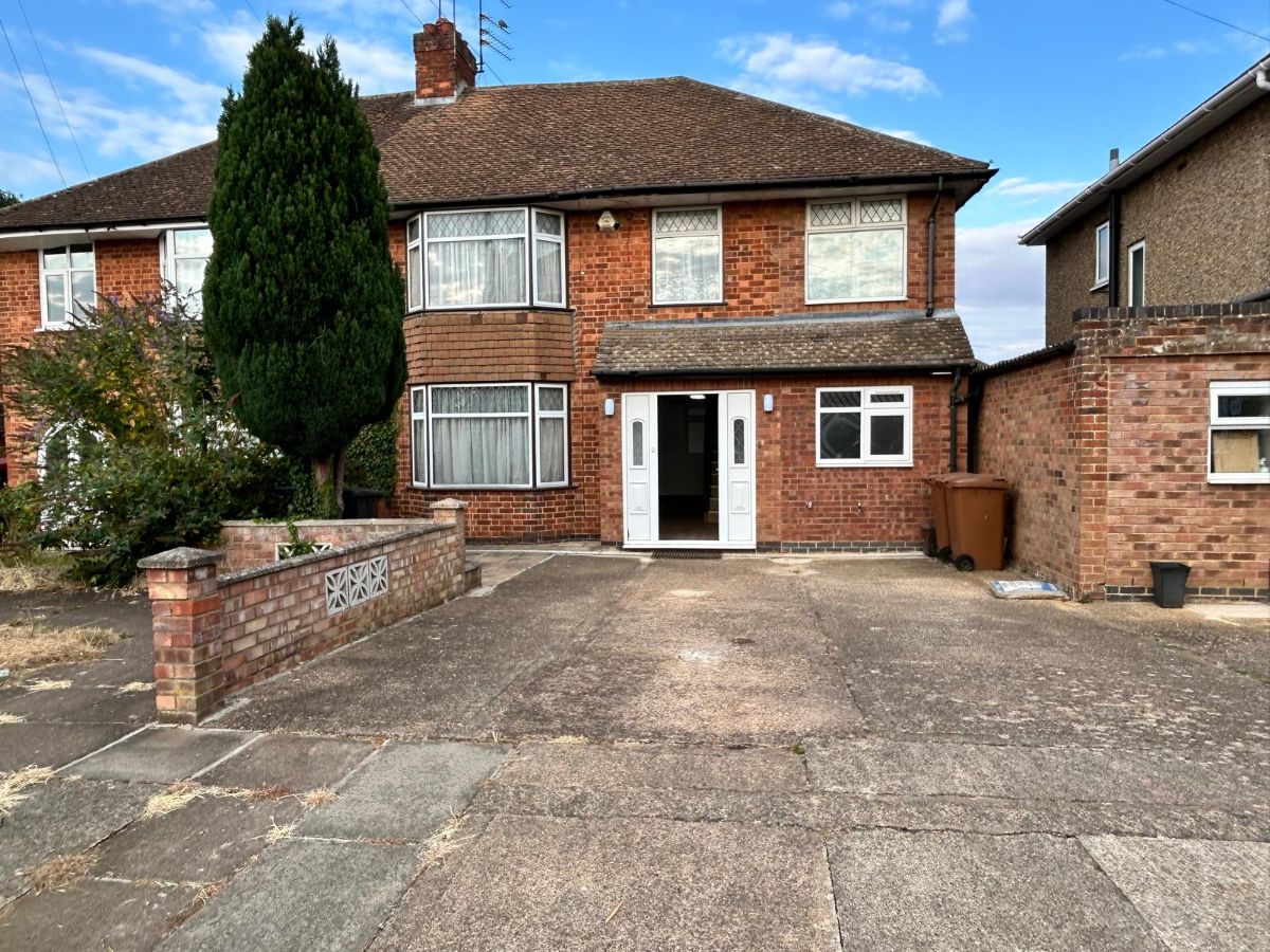 5 Winchester Close, Northampton photo 2