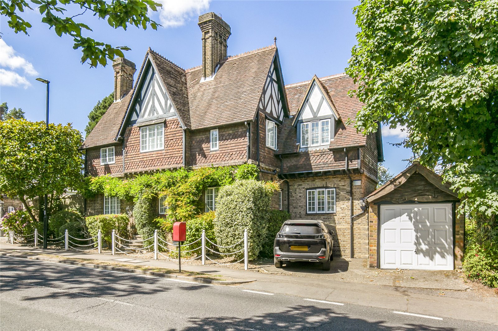4 bedroom detached bungalow for sale in Woking