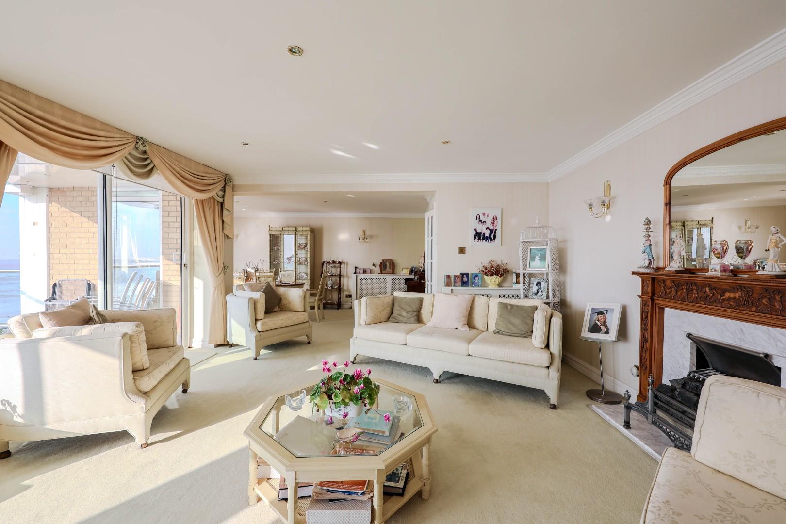 3 bedroom flat for sale 0