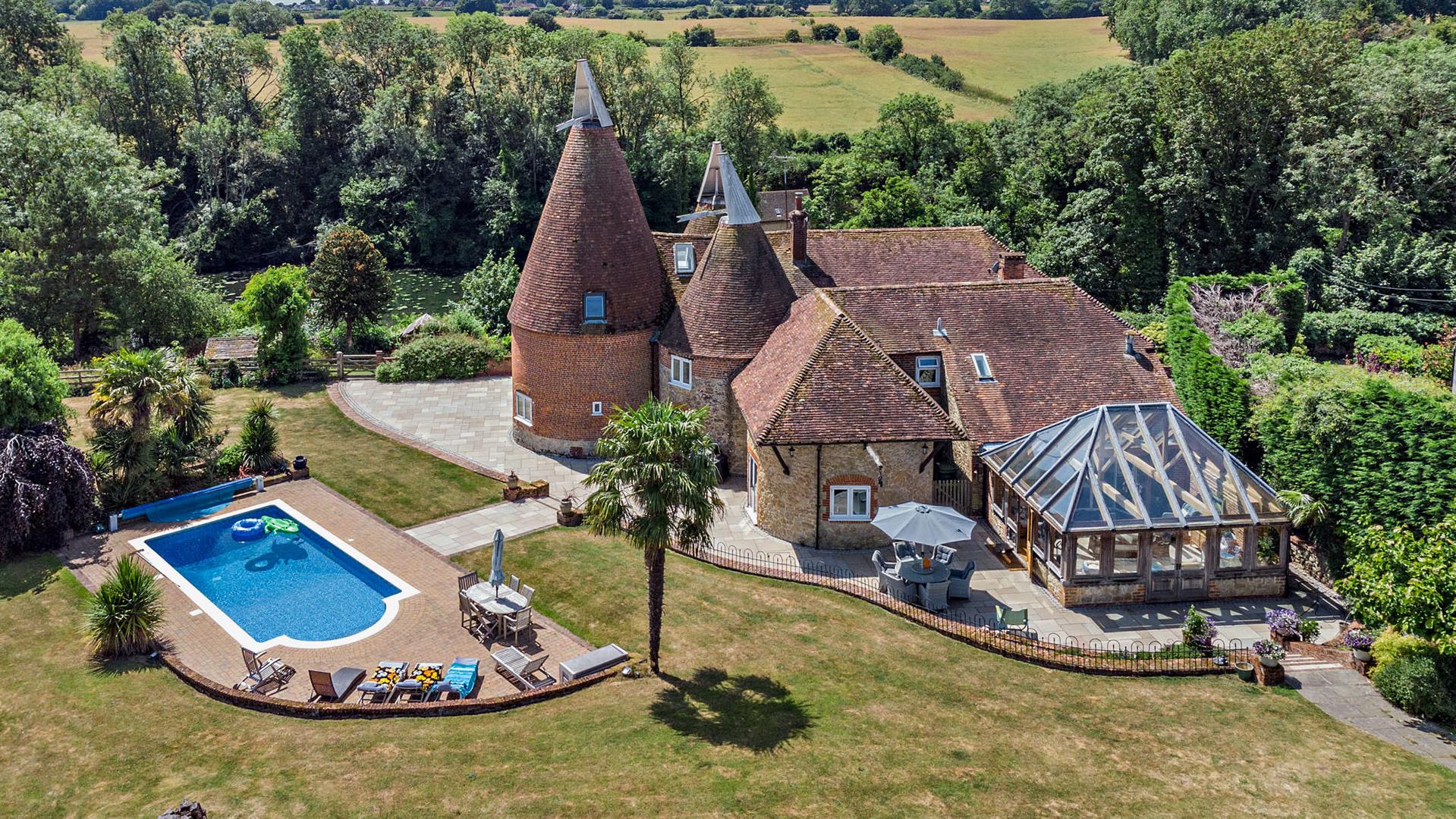 5 bedroom detached house for sale 0