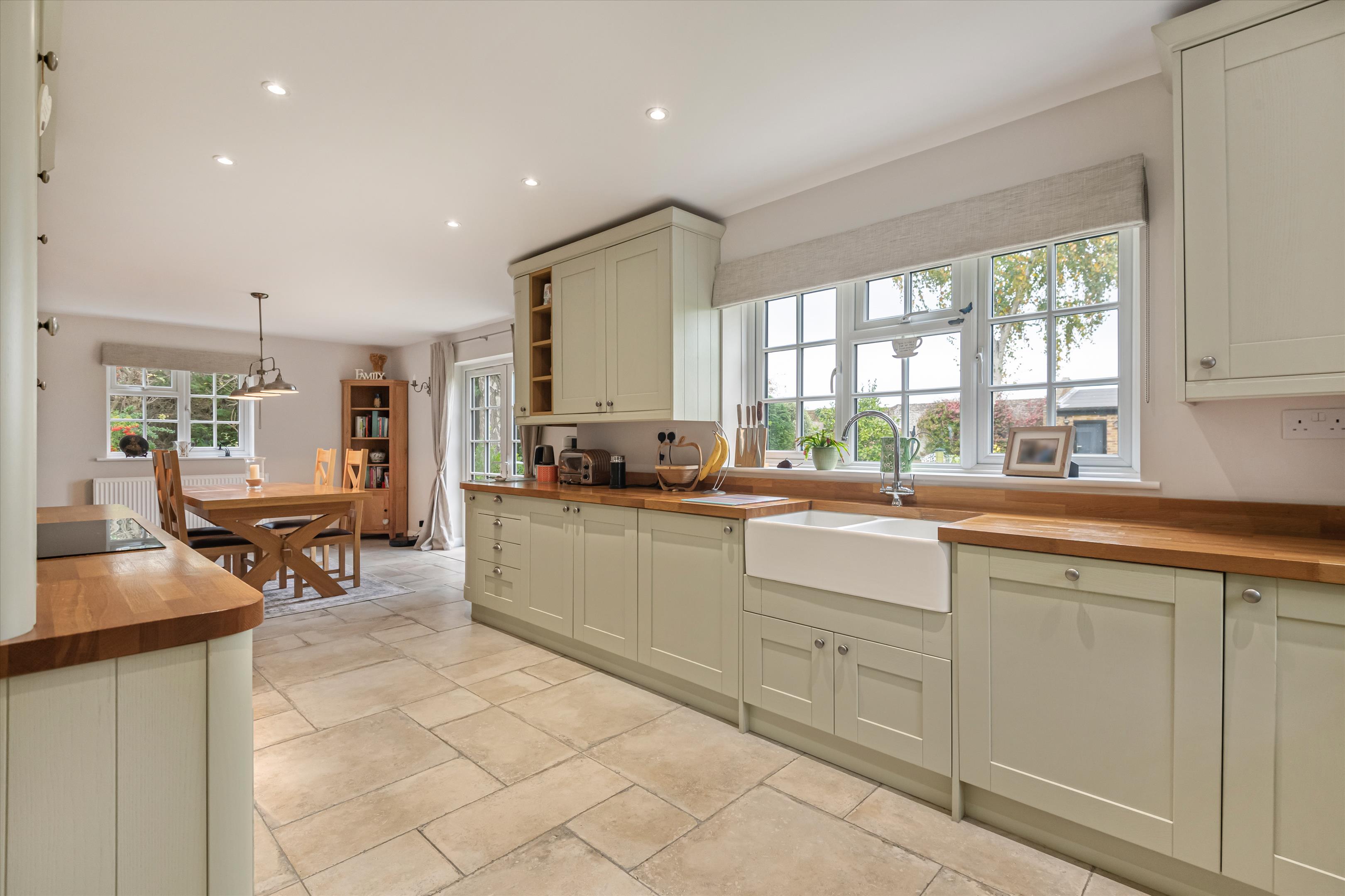 5 bedroom detached house for sale 0