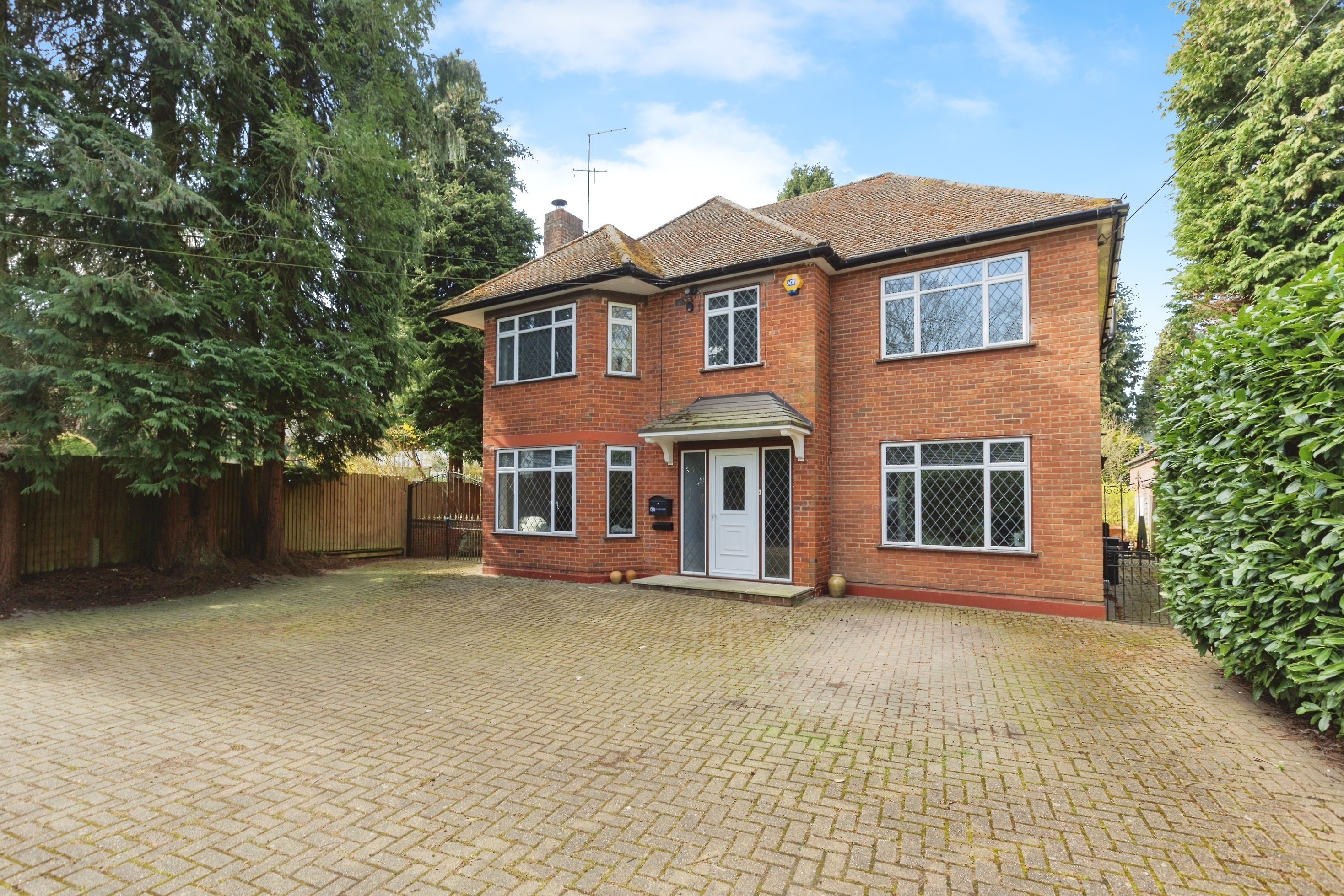 4 bedroom detached house for sale 0