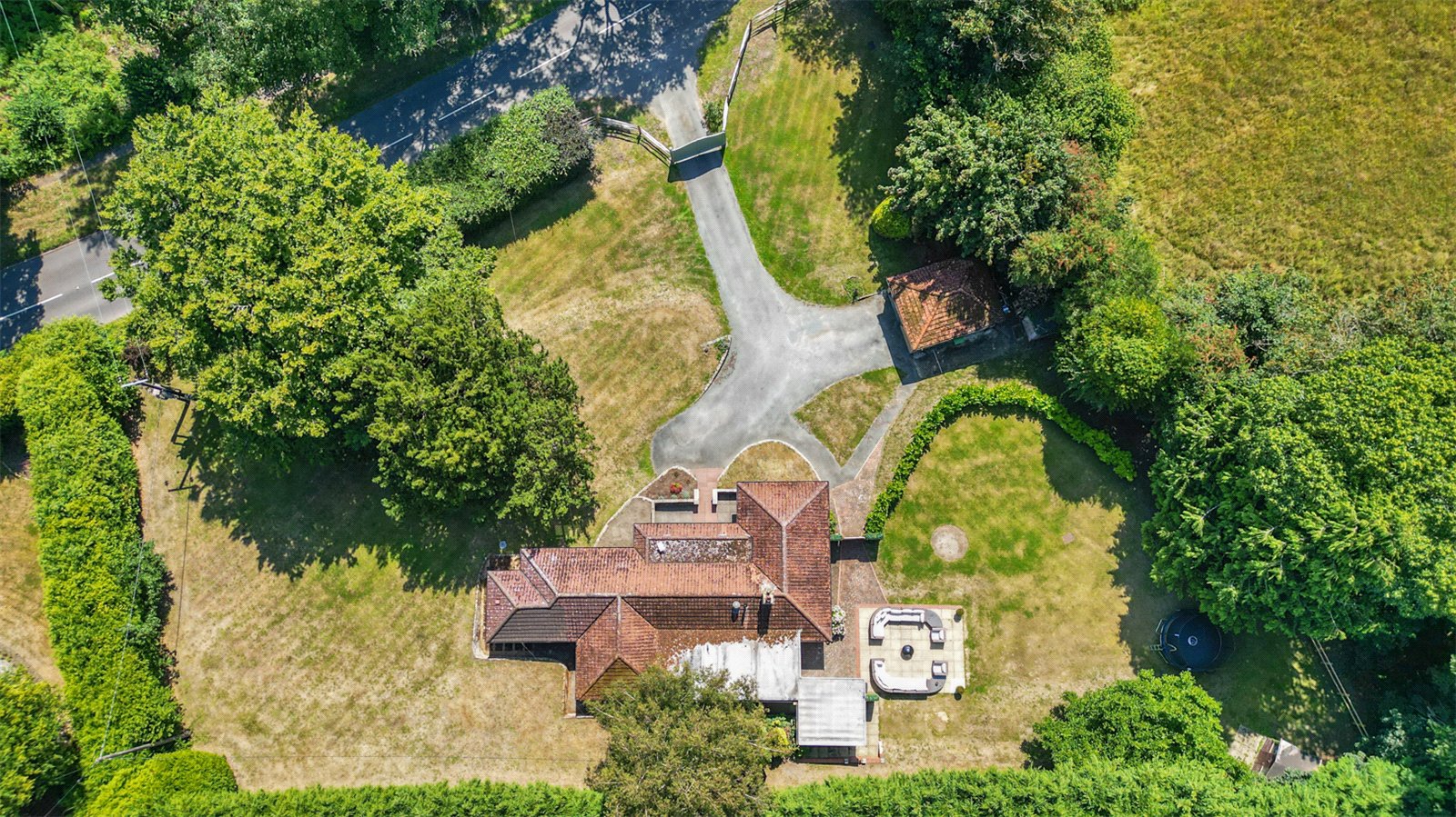 3 bedroom detached house for sale in Guildford