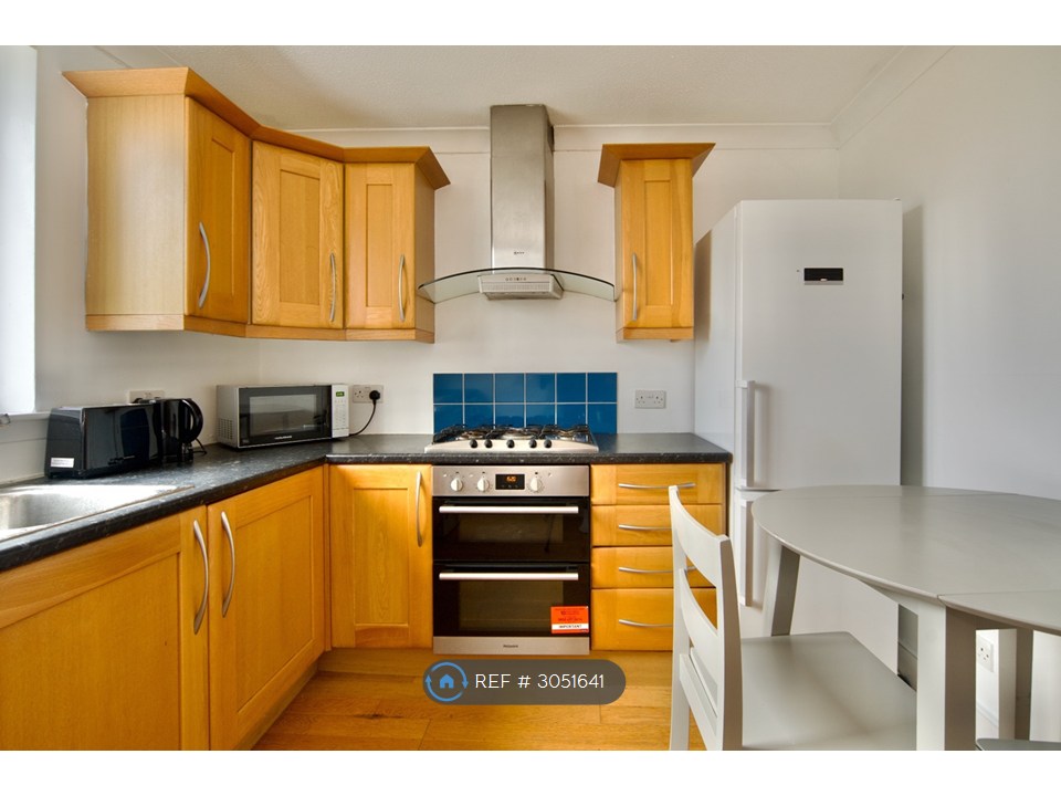 B Fortis Green, London photo 4