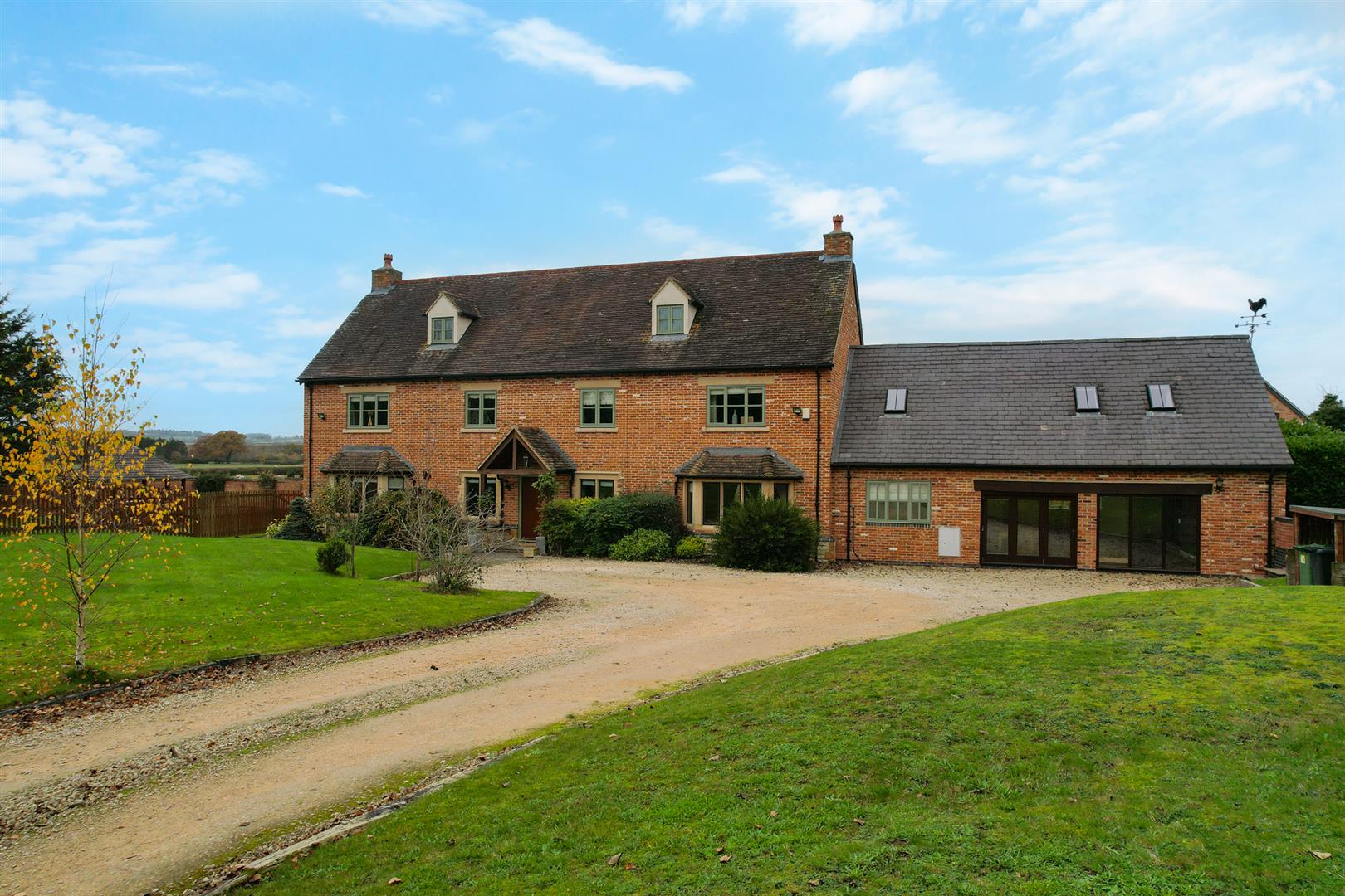 5 bedroom detached house for sale 0