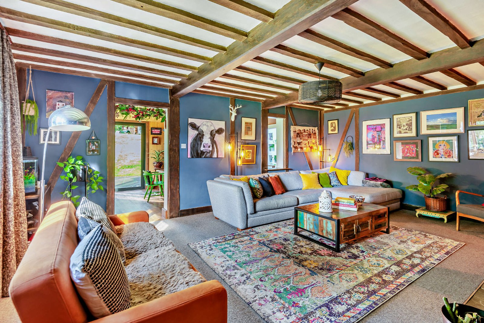 6 bedroom detached house for sale 0