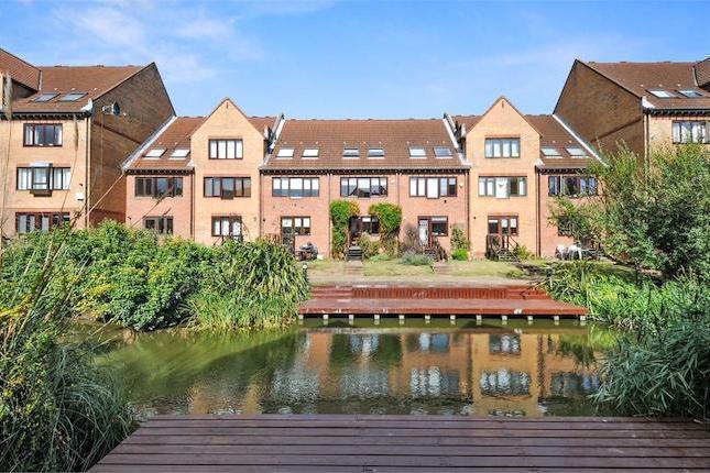 4-bed house on 2, Leerdam Drive, London, £4,000/mo