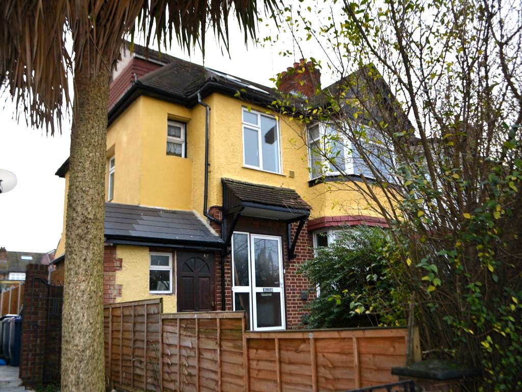 42, Waverley Gardens, London photo 3