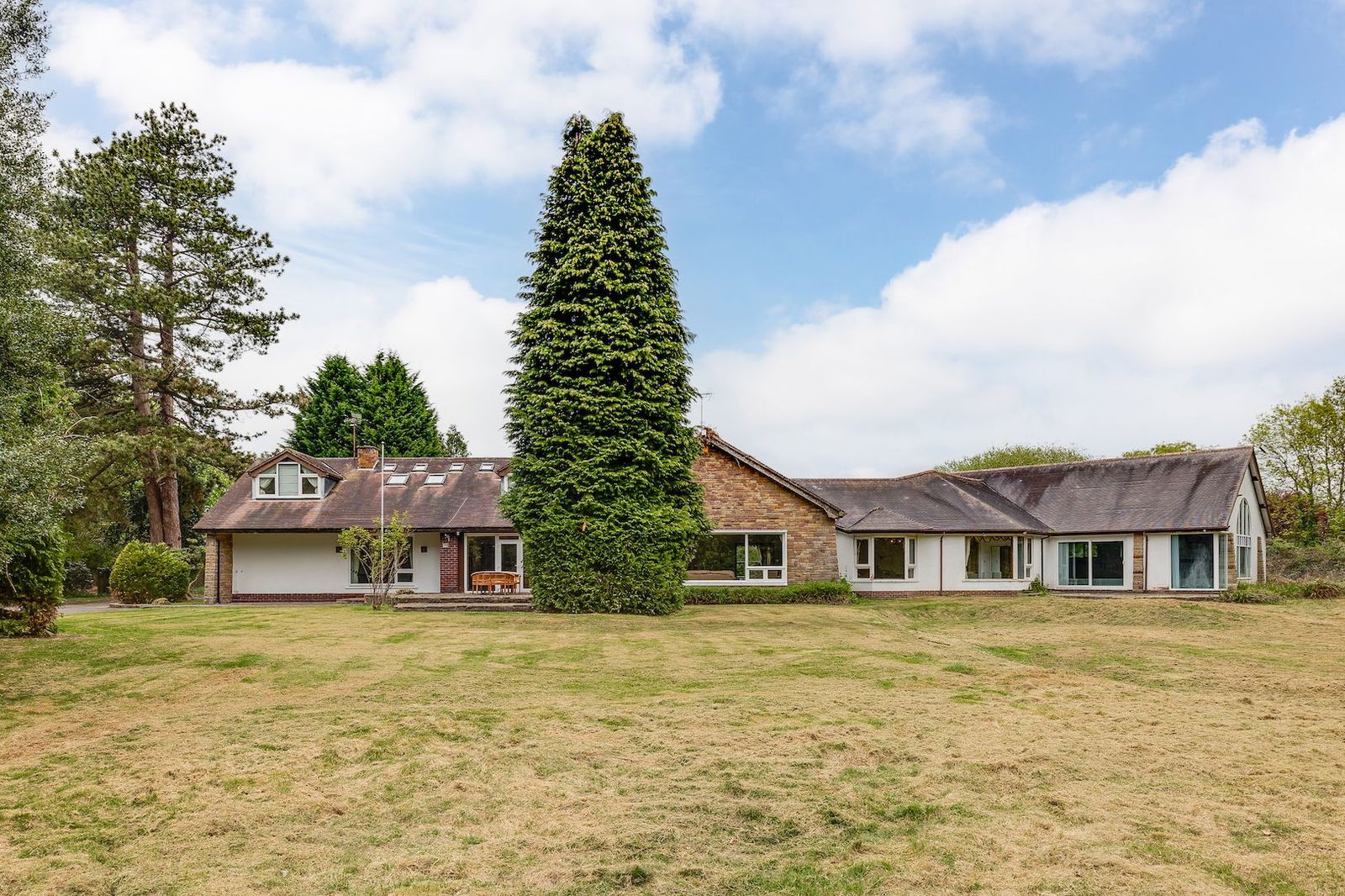 4 bedroom detached house for sale in Horsham