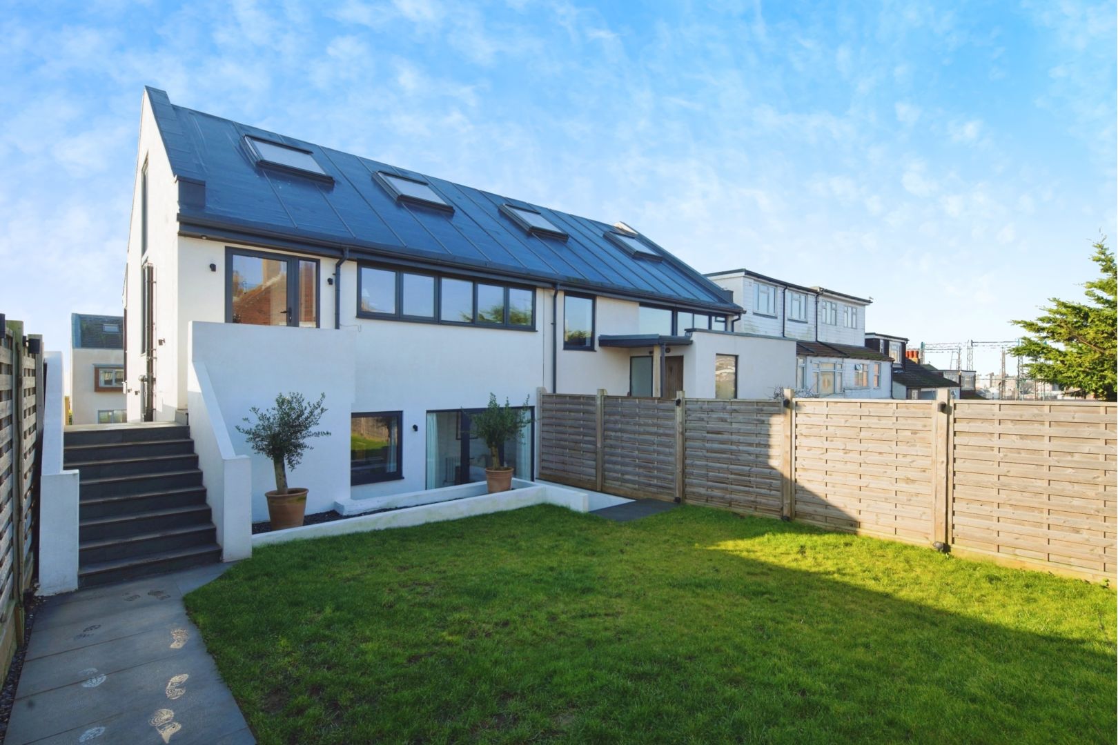 4 bedroom semi-detached house for sale 0