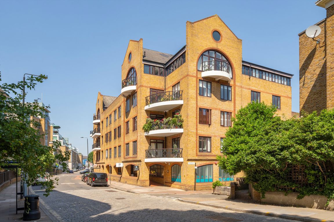 Flat 18, Hermitage Court, Knighten Street, London photo 2