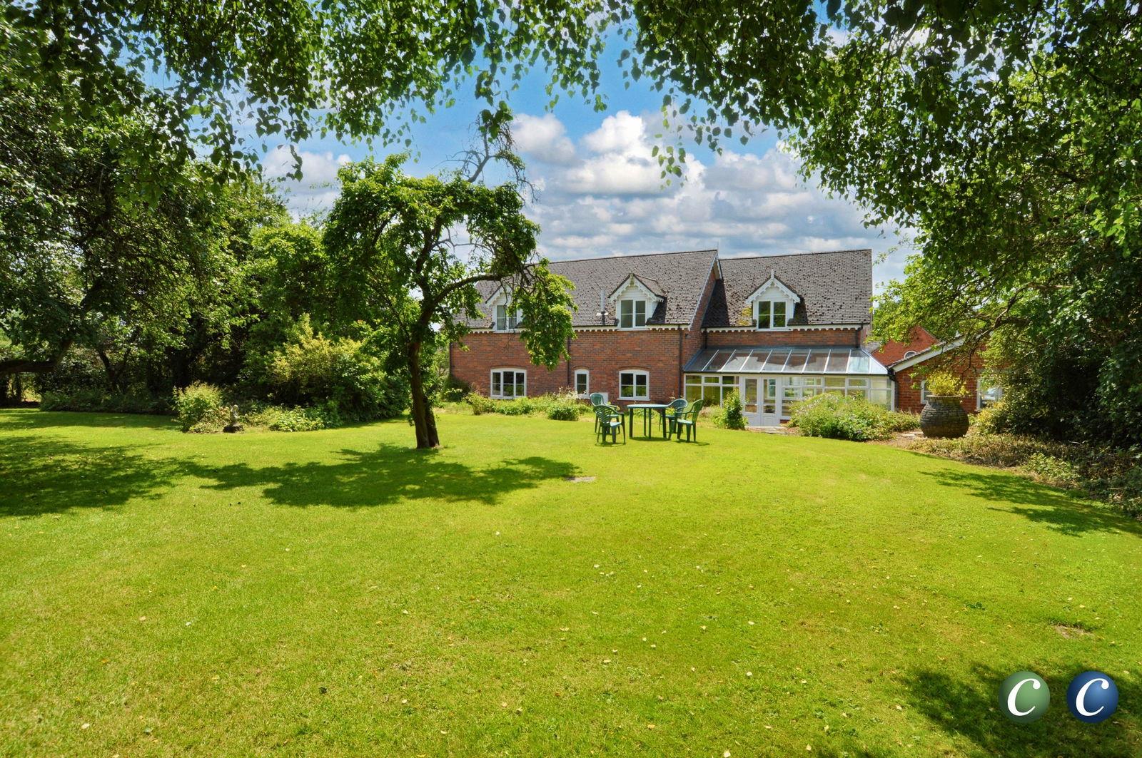 3 bedroom detached house for sale in Guildford