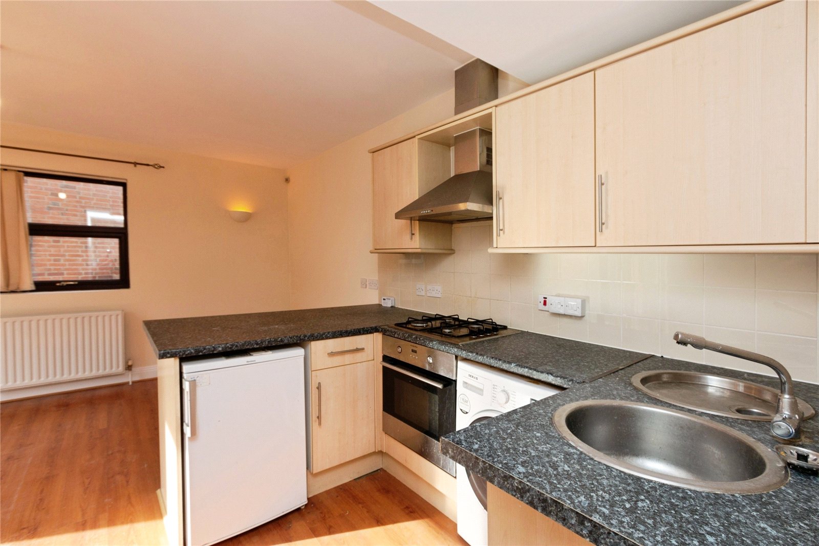 Flat 2 Victoria House, High Street, Sandhurst photo 4