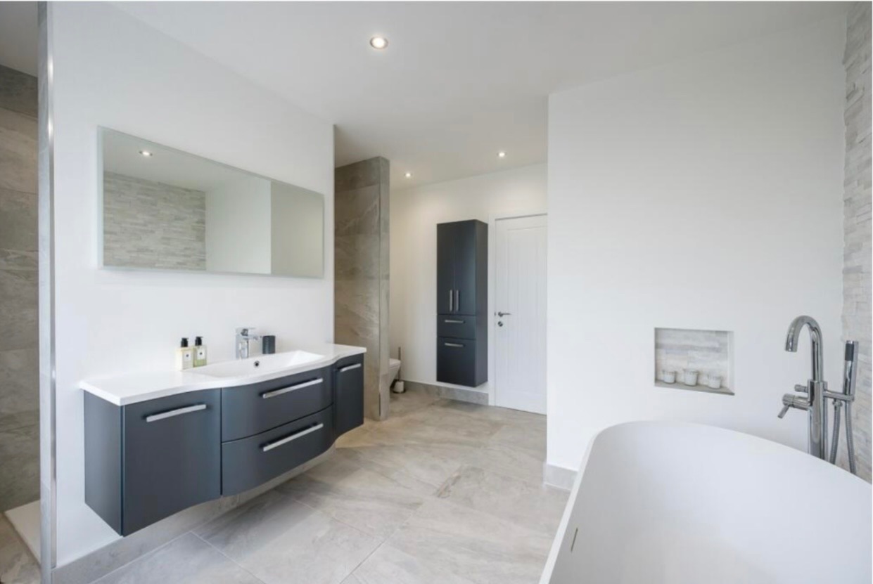 5 bedroom detached house for sale 0