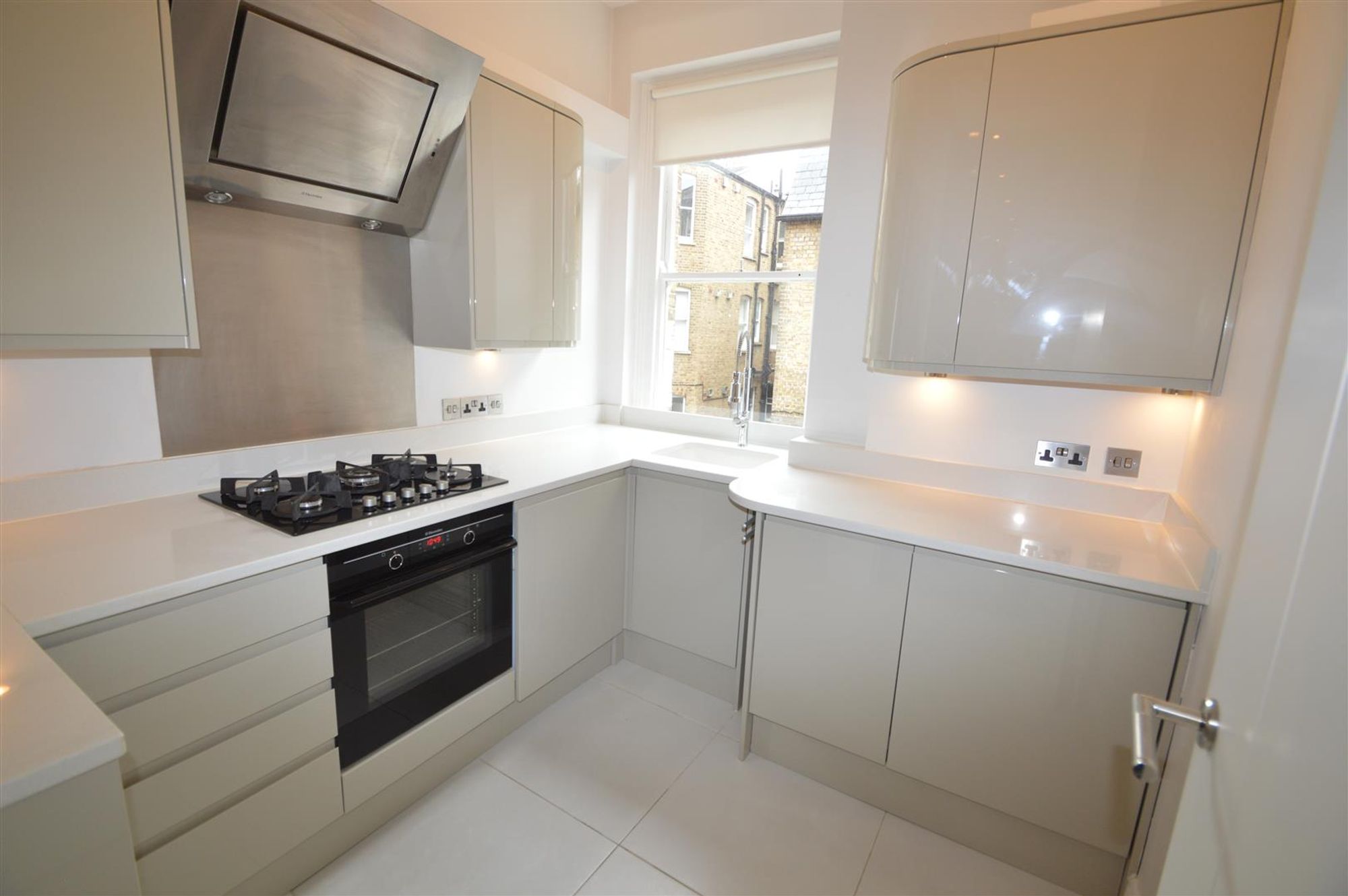 140 Worsley Road, London photo 4