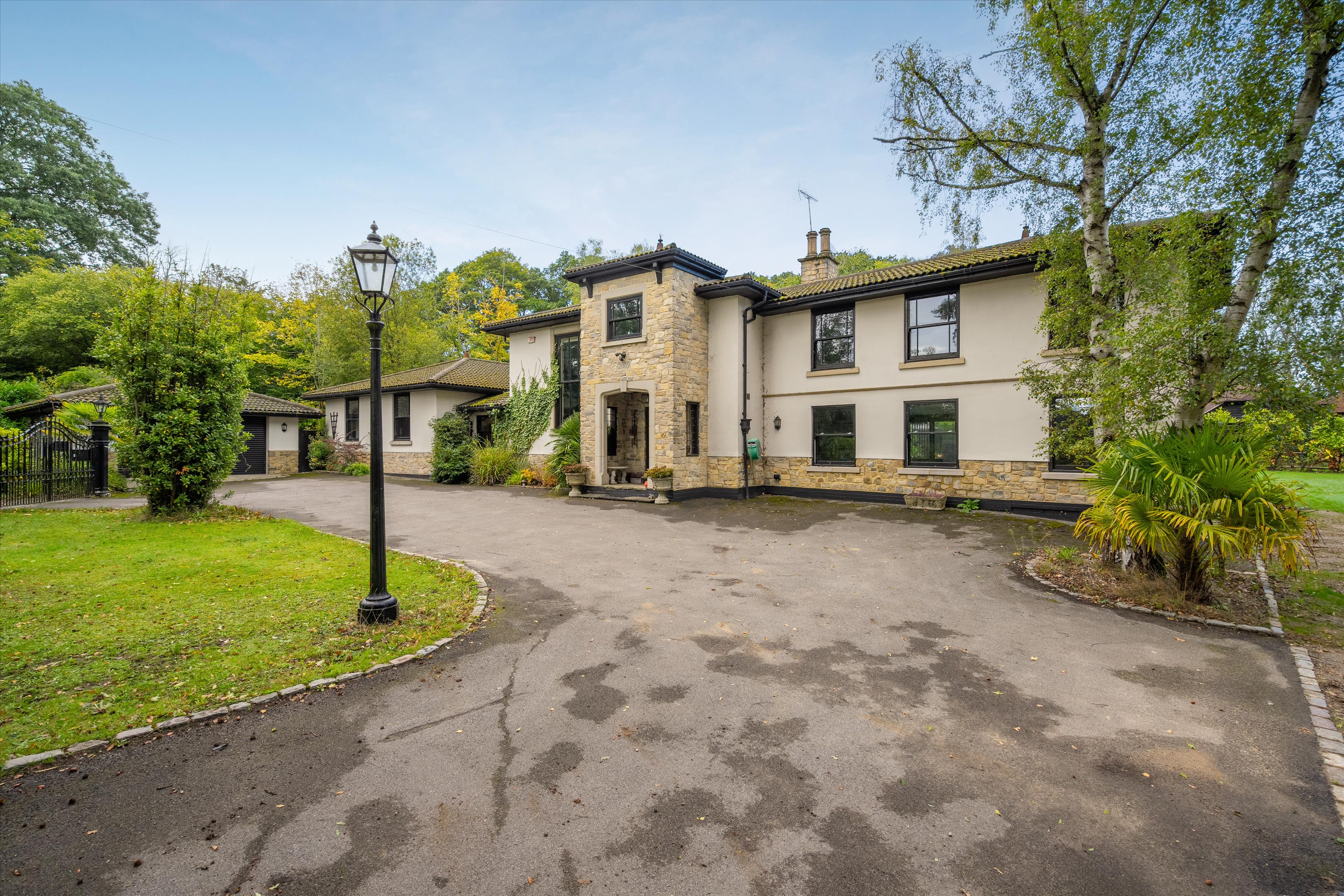 5 bedroom detached house for sale 0