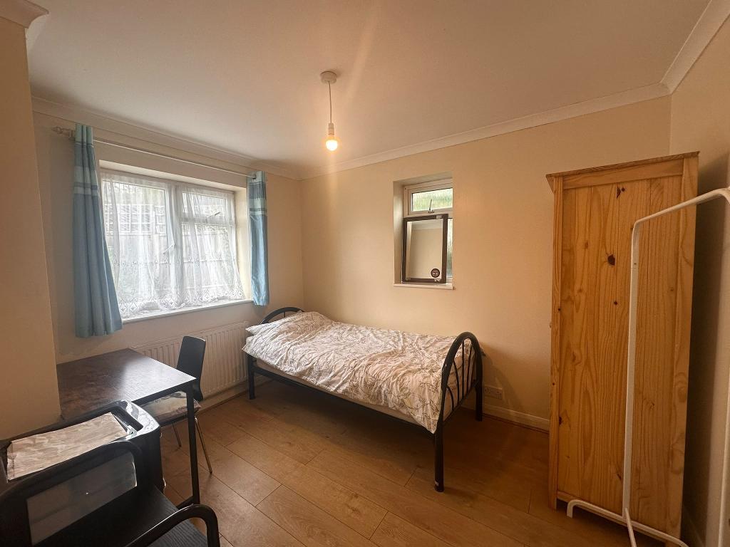 2, Begonia Walk, London photo 5
