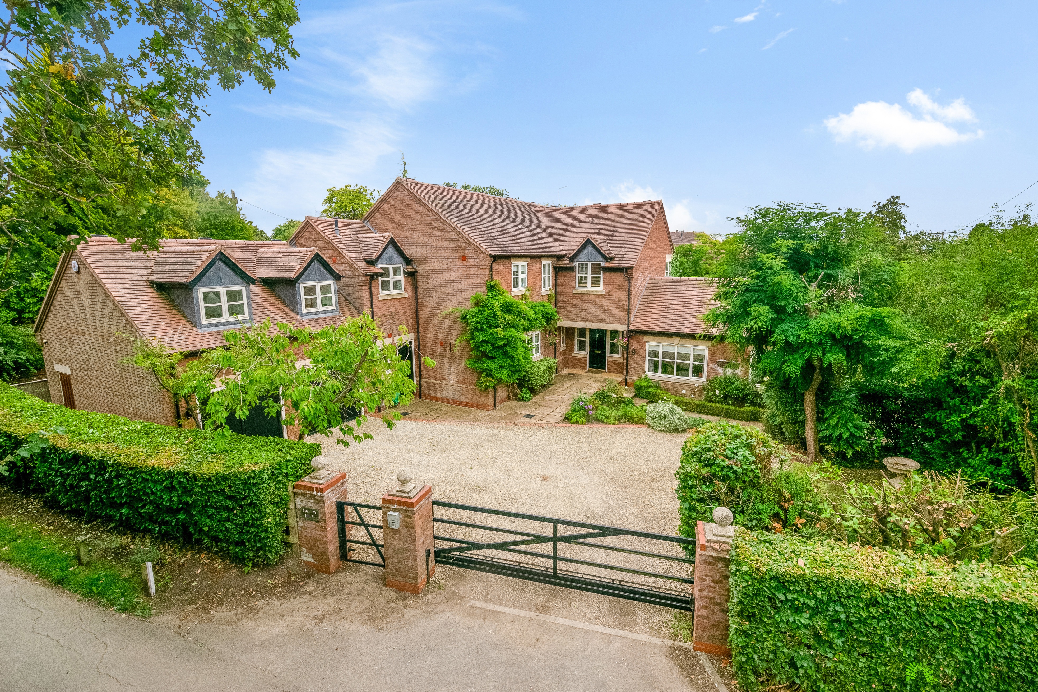6 bedroom detached house for sale 0