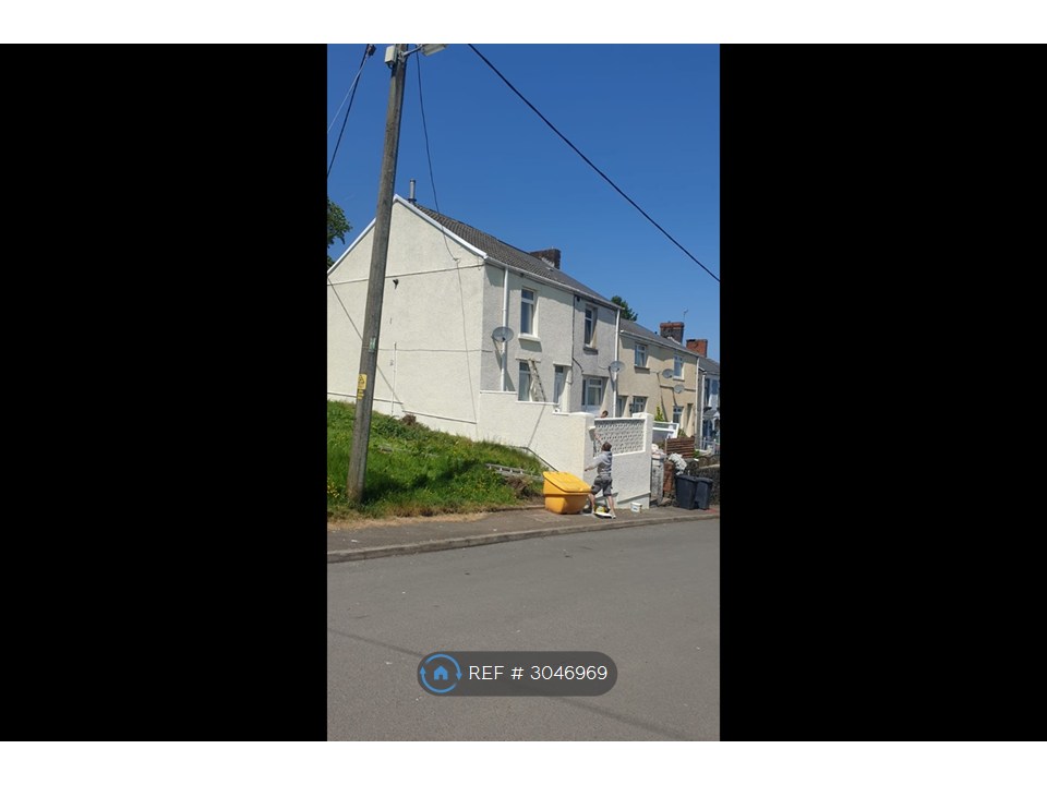 2-bed terraced on High Street, Ebbw Vale, £750/mo