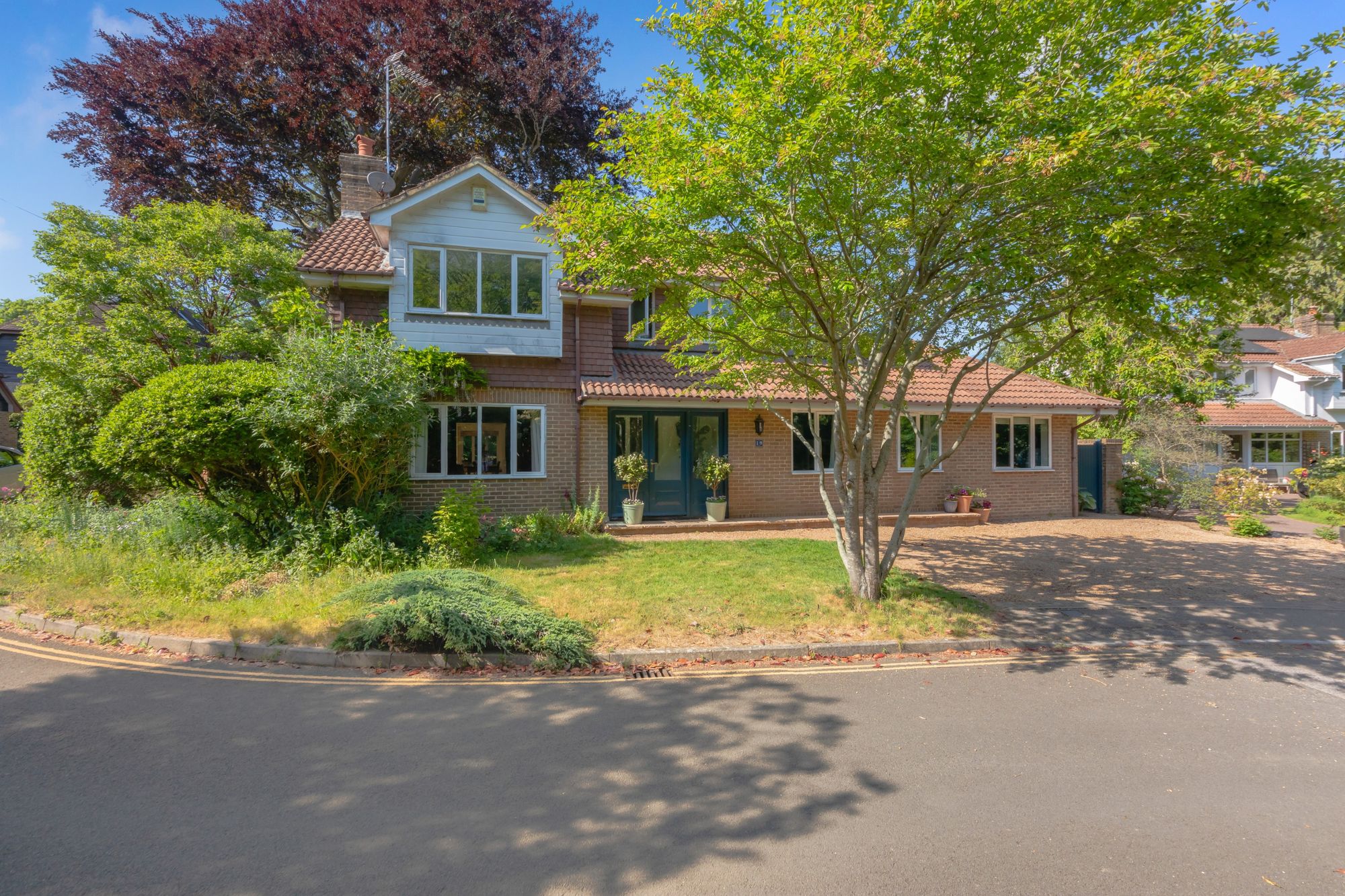 6 bedroom detached house for sale 0