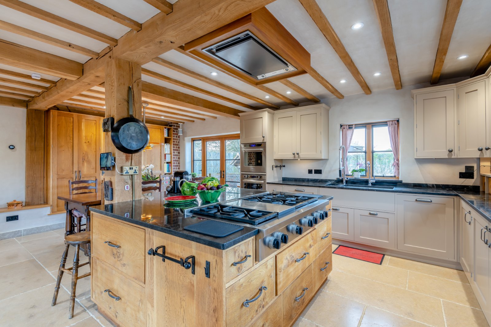 6 bedroom detached house for sale 0