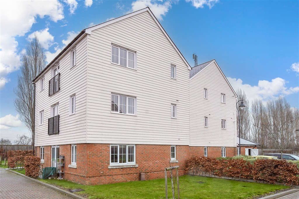 2-bed flat on 47, Priors Orchard, £220,000