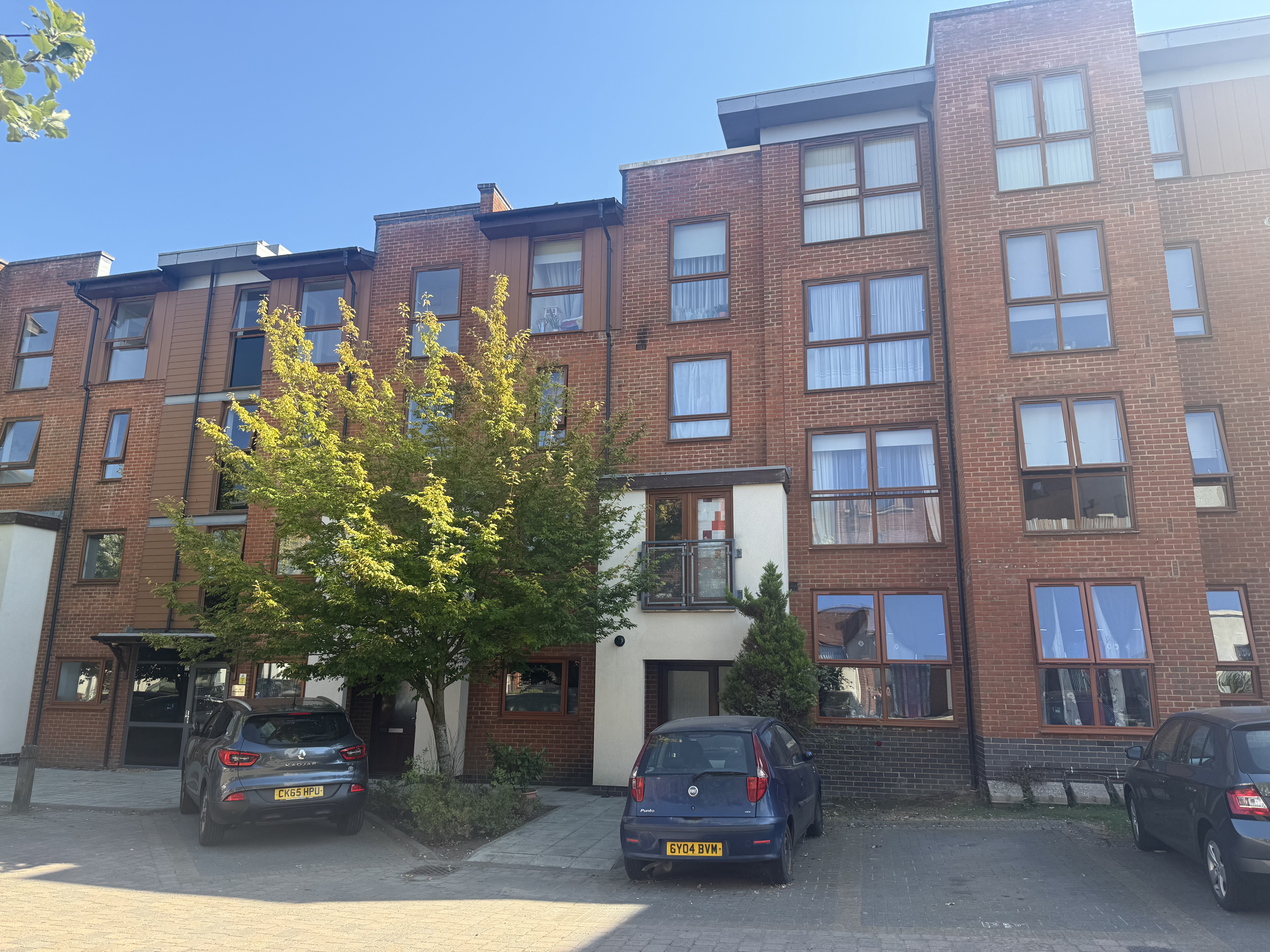 102 Rampling Court, Three Bridges photo 2