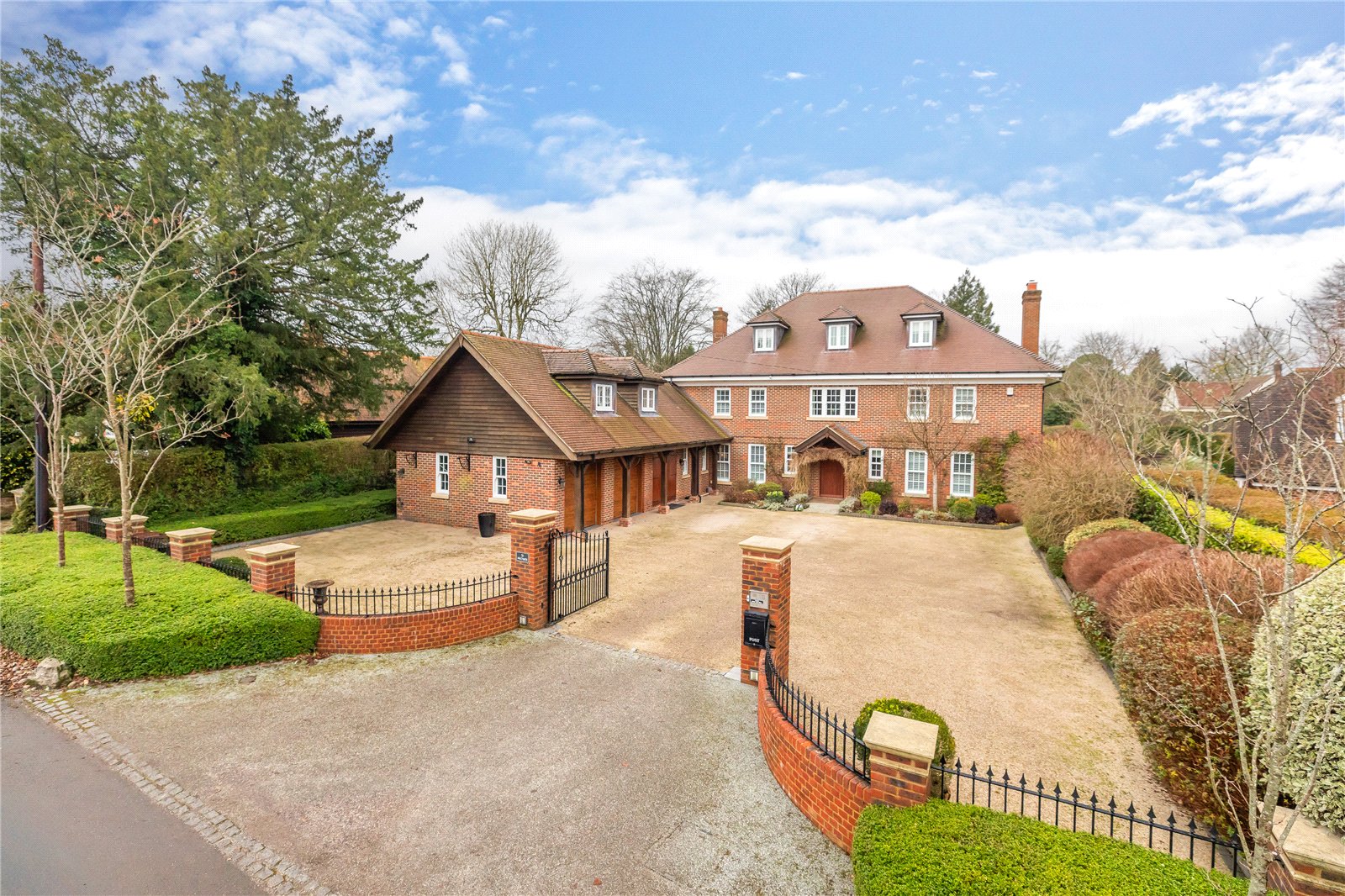 6 bedroom detached house for sale 0