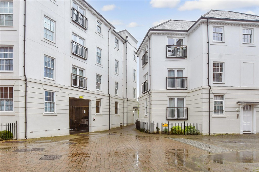 2-bed flat on Old Watling Street, Canterbury, £175,000