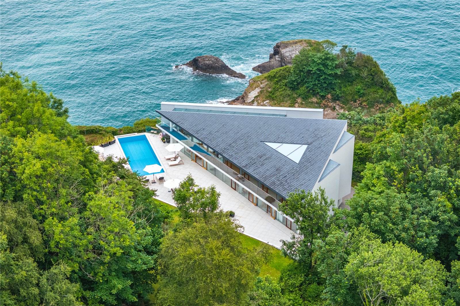 6 bedroom detached house for sale 0